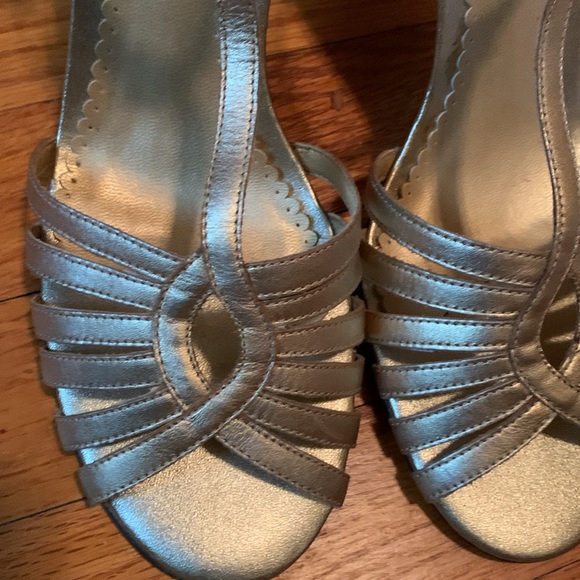 BCBG gold heels size 9 - Picture 5 of 10